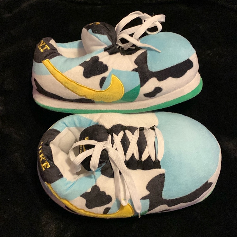 Nike chunky dunk slippers, one-size-fits-all sizes on the bottom of the slipper